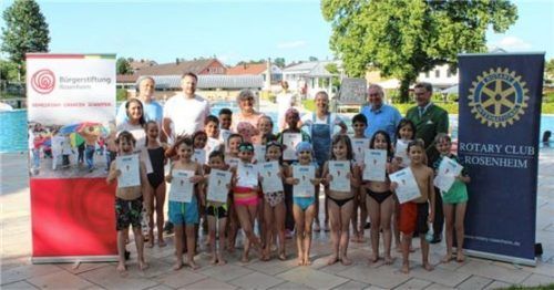 Nach bestandener Seepferdchen-Prüfung bekamen die Kinder eine Urkunde von (letzte Reihe von links): Füsun Cetinkaya, Dusty Pearce, beide Schwimmlehrer Socius, Christian Hlatky, Geschäftsführer Bürgerstiftung Rosenheim, Almuth Aicher, Vorsitzende Bürgerstiftung Rosenheim, Ramona Weiß, Schwimmlehrer Socius, Rainer Aicher und Heiner Koula, Rotary Club. Foto re