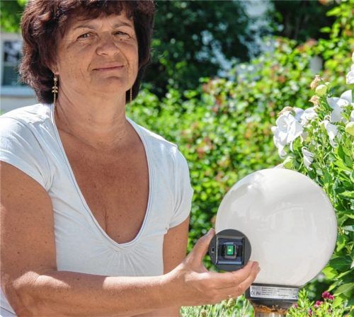 Nachtinsekten leiden besonders unter dem Kunstlicht von Solarleuchten im Garten. Daher sollte es ab 22 Uhr gedimmt oder, wie bei Helga Schmidt, der Solareinsatz generell entfernt werden. Foto Schmidt