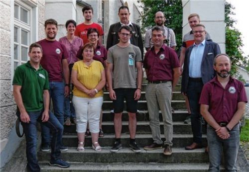 Neu im Vorstand sind (hinten, von links) Zweiter Jugendleiter Raphael Riml und Böllerreferent Karl Renner sowie (vorne, Sechster von links) Schriftführer Adrian Vilser. Nicht auf dem Bild ist Damenleiterin Elisabeth Burggraf.Foto Gillitz
