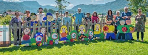 Nur ein Teil der fleißigen Hände zur Schulwegsicherheits-Aktion zeigt dieses Foto mit (von links) Tanja Fuchs und Daniela Riegel vom Elternbeirat, Kilian Lehrberger mit den beiden Klassensprechern der siebten Klasse, Hanns Ostermaier mit den Klassensprechern der fünften Klasse, Gemeinderätinnen Gabi Neubert und Ute Haag, Schulrektor Otto Manzenberger und Kathrin Grander von der Mittagsbetreuung. Foto Flug
