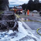 BMW brennt auf der Autobahn bei Siegsdorf vollständig aus