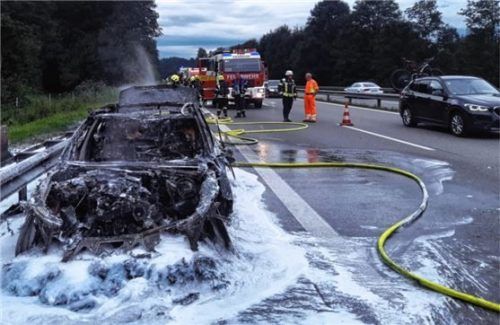 Nur noch die Hülle blieb von dem BMW eines 54-jährigen Österreichers übrig. Foto  lamminger