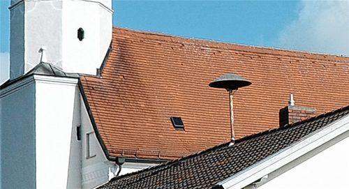 Nur noch sechs Sirenen, wie hier auf dem Gerätehaus in Happing, gibt es in Rosenheim. Künftig sollen es mehr werden. Foto Schlecker