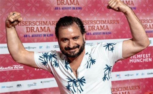 Ohne Brille mit dickem Plastikrahmen kaum zu erkennen: Daniel Christensen, Darsteller des Ignaz Flötzinger aus den „Eberhofer-Krimis“ nach Romanen von Rita Falk. Foto dpa