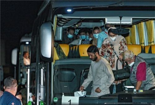 Ortskräfte aus Afghanistan kommen am frühen Morgen auf dem Gelände der DRK-Flüchtlingshilfe in der Erstaufnahmeeinrichtung an, hier an der Zentralen Ausländerbehörde Brandenburgs.Foto  dpa