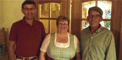 Ortsvorsitzende Elisabeth Grabmeier (Mitte) mit Hans Holzmeier und Georg Baumann (von links), die für 25 Jahre Mitgliedschaft im CSU-Ortsverband Pfaffenhofen-Marienberg ausgezeichnet wurden. Foto re