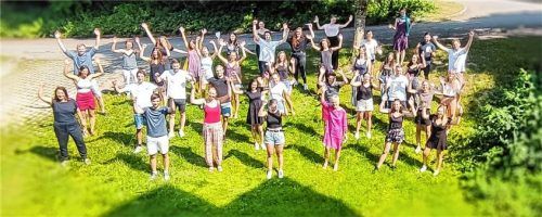 Prof. Dr. Sabine Ittlinger, Dekanin der Fakultät für Angewandte Gesundheits- und Sozialwissenschaften an der TH Rosenheim (erste Reihe Dritte von rechts) und Andrea Nallinger, stellvertretende Schulleiterin (erste Reihe links) freuen sich mit den Absolventen. Foto Romed-Kliniken