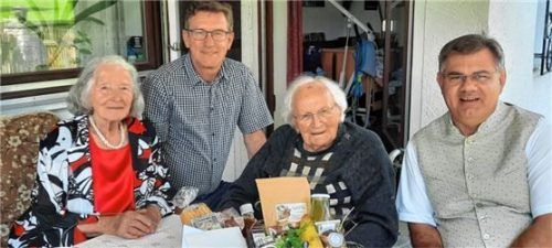 Roman Semrau (Zweiter von rechts) genoss seinen 95. Geburtstag  mit (von links) seiner Ehefrau Maria, Bürgermeister Georg Huber und Diakon Günter Schmitzberger.Foto re
