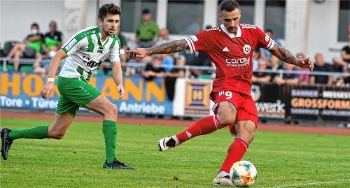 Sascha Marinkovic erzielte in dieser Szene den Anschlusstreffer für 1860 Rosenheim.Foto sportphoto Zink