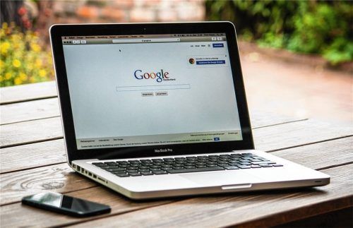 Schon einfache Fragen in Autoforen, wie die nach dem passenden Motoröl, der richtigen Viskosität oder dem korrekten Kühlmittel, können komplett in die Irre führen. Foto Pixabay/377053