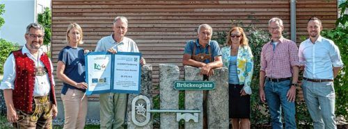 Sie alle sind am Projekt „Senioren bauen Brücken“ beteiligt: (von links) Flintsbachs Bürgermeister Stefan Lederwascher als Vorsitzender des „Christlichen Sozialwerks“, Geschäftsführerin Evi Falter, Dr. Georg Kasberger vom Amt für Ernährung, Landwirtschaft und Forsten, Wolfgang Endler, Gwendolyn Dettweiler, Leader-Arbeitsgemeinschaft Mangfalltal-Inntal, Bürgermeister Matthias Jokisch aus Brannenburg und Bernhard Richter, Geschäftsführer der Hausverwaltung Sägmühle.Foto Thomae