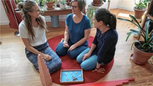 Sie planen und arbeiten auf die Eröffnung des neuen Kindergartens hin: (von links) Alina Huber, Leiterin Andrea Wettemann und Franziska Neuhäuser. Foto Re