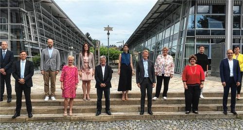 Sie repräsentierten bei der Vertragsunterzeichnung den neuen hochschulischen Ausbildungsverbund Pflegewissenschaft: (von links) Dr. Karsten Jens Adamski vom kbo-Inn-Salzach-Klinikum Wasserburg, Dr. Stefan Paech von den Kliniken Südostbayern AG, Dr. Martin Müller, Professorin Dr. Sabine Ittlinger, Stefanie von Maikowski, Heinrich Köster und Professorin Dr. Katharina Lüftl von der TH, Dr. Jens Deerberg-Wittram und Pflegedirektorin Judith Hantl-Merget von den Romed-Kliniken, Cornelia Taube vom Beruflichen Schulzentrum Mühldorf, Cornelia Emili von der AWO Oberbayern und Sven Schönfeld und Rosa Maria Stahl von der Schön Klinik Vogtareuth.Foto TH Rosenheim