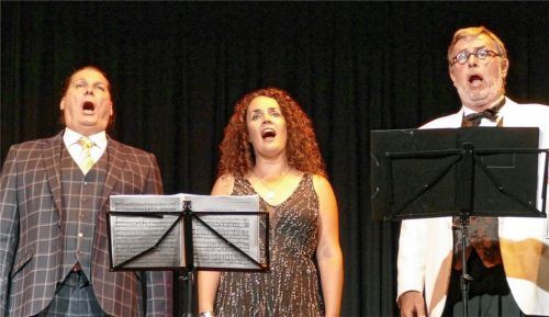 Sie sangen Schlager von Friedrich Schröder: (von links) Marcus Herzog, Yvonne Steiner und Franz Hawlata. Foto Janka