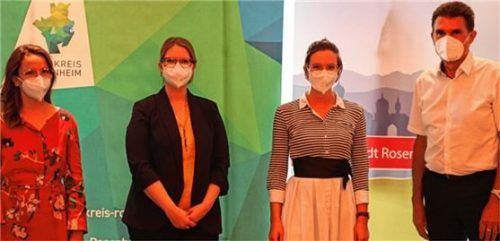 Sie wollen den sozialen Frieden in der Region stärken: (von links) Sozialplanerin Katharina Zeh, Stadt Rosenheim, Bildungskoordinatorin Katrin Röber und Regierungsrätin Franziska Mandl, beide Landratsamt Rosenheim, und Stadtdirektor Michael Keneder, Stadt Rosenheim.Foto re