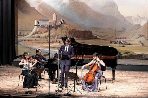 Sorgten für Gänsehautmomente: Tenor Ian Bostridge und das Oberon-Trio in der Festhalle Hohenaschau. Foto Festivo