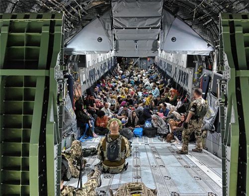 Später Einsatz: Geflüchtete sitzen in einem Airbus A400M der Bundeswehr. Sie hat weitere deutsche Staatsbürger und afghanische Ortskräfte aus Kabul ausgeflogen. Foto dpa