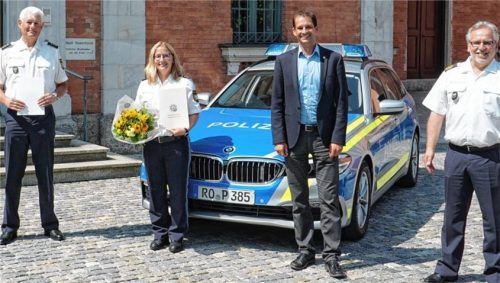 Stabwechsel bei der Grenzpolizeiinspektion Raubling: Im Beisein von Oberbürgermeister Andreas März (Zweiter von rechts) verabschiedete Polizeipräsident Robert Kopp (rechts) Polizeidirektor Herbert Baumann und führte seine Nachfolgerin Angelika Deiml in ihr Amt ein. Foto Polizeii