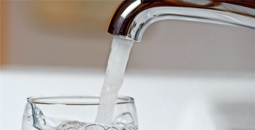 Trinkwasser aus der heimischen Wasserleitung, scherzhaft auch Kranenquelle genannt, ist das am strengsten kontrollierte Lebensmittel, das es in Deutschland gibt. Foto dpa
