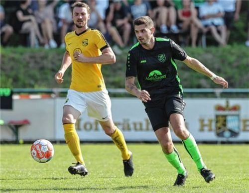 Stefan Mauerkirchner (rechts) holte mit dem TSV Siegsdorf zuletzt einen Zähler gegen Moosinning. Am heutigen Mittwoch müssen die Chiemgauer nach Freilassing.Foto Hans Weitz