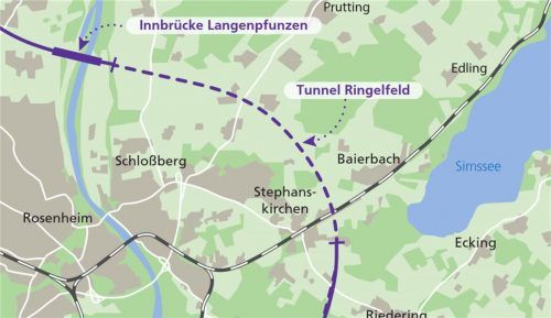 Stephanskirchen ist von der violetten Trasse des Brenner-Nordzulaufs massiv betroffen: Zwischen den Tunnelportalen an den Innleiten (links) und dem Südende des Simssees (rechts) verläuft ein mehrere Kilometer langer Tunnel (gestrichelte Linie) unter der Gemeinde.  Kilnger/OVB