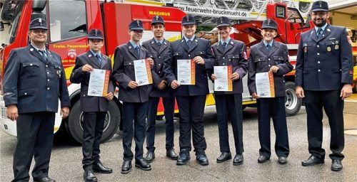 Stolz sind Kommandant Thomas Kamke (links) und Jugendwart Matthias Stuckenberger (rechts) auf die junge Feuerwehr-Truppe. Beim Nachwuchs erreichten (von links) Dominik Kästner und Johannes Kettl beim Wissenstest die Stufe 1, Max Krammel Stufe 2, Mark Christoph Stufe 1 und Valentin Kamke und Max Gladischefski jeweils die Stufe 2. Foto Neuwirth
