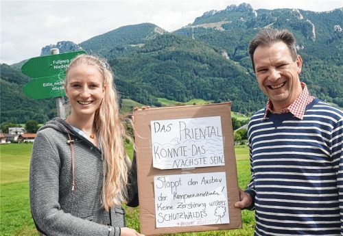 „Stoppt den Ausbau der Kampenwandbahn“: Peter Weimann und seine Tochter Lea sind die Initiatoren der Petition. Foto Kirchner