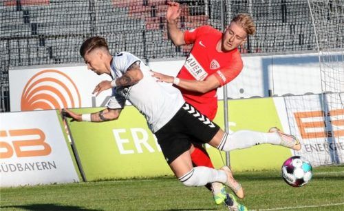 Szene aus dem Ligapokal im Mai: Nico Helmbrecht, nach Verletzung wieder im Kader, strauchelt gegen Buchbachs Jonas Wieselsberger.Foto Michael Buchholz