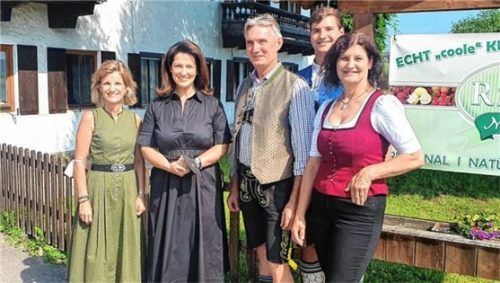 Tauschten sich aus: Bundestagsabgeordnete Daniela Ludwig, Landwirtschaftsministerin Michaela Kaniber, Gastgeber und Landwirt Klaus Gschwendtner mit Sohn Johannes und Ehefrau Claudia (von links).Foto re