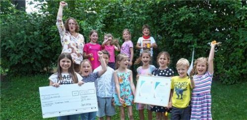 „Technik – Zukunft in Bayern 4.0“ zeichnet das Montessori Kinderhaus mit Plakette und einem Gutschein aus. Das Geld soll für einen Ausflug verwendet werden.Foto Sönmez