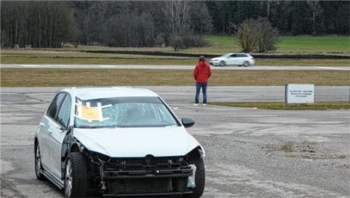 Bei Testfahrten ermittelte ein Gutachter, ob die Autos manipuliert waren, die an dem mutmaßlichen Autorennen beteiligt waren. Sie sagen im Januar aus. Jetzt meldete sich ein Zeuge, den die Polizei noch nicht kennt. Foto  HOnervogt