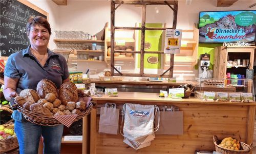 Theresia Dirnecker bietet in ihrem Hofladen in Eiselfing bei Wasserburg selbstgebackenes Brot, Eier, Kartoffeln und vieles mehr an. Ihr Hofladen ist nur einer von vielen in der Region Rosenheim.Foto Rieger