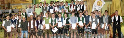 Top ausgebildet und hungrig auf die Zukunft: 52 junge Gesellen hat die Zimmerer-Innung Rosenheim bei ihrer Freisprechungsfeier in den Beruf entlassen. Foto re
