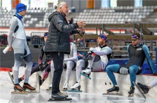 Trainer Peter Müller weist seine Sportler an.Foto Ernst Wukits