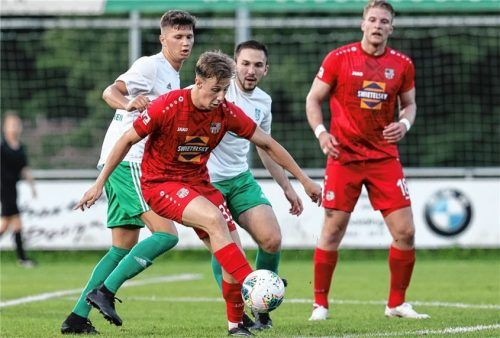 Traunsteins Kenan Smajlovic (am Ball) und Kurt Weixler (rechts) gegen die Holzkirchner Florian Siebler (links) und Felix Höger.Foto Hans Weitz