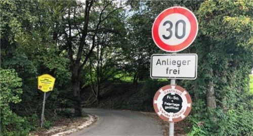 Über diese einspurige Straße sollen die Landwirte künftig zu ihren Feldern kommen. Das sei unmöglich, findet der BBV-Obmann.