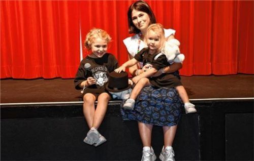 Übernahmen die Begrüßung auf der Bühne gemeinsam mit ihrer Mutter Jennifer: Luca (links) und Lola Fischbacher.