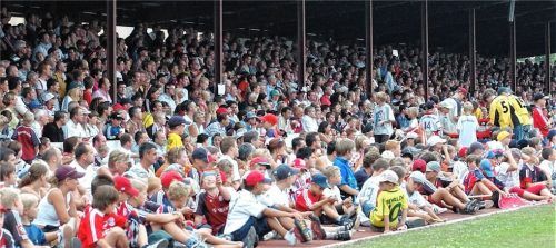 Übervolle Haupttribüne: Insgesamt waren im Juli 2003 rund 8000 Zuschauer im Rosenheimer Jahnstadion und sahen einen 7:0-Sieg von Bayern München. Foto Hans-Jürgen Ziegler