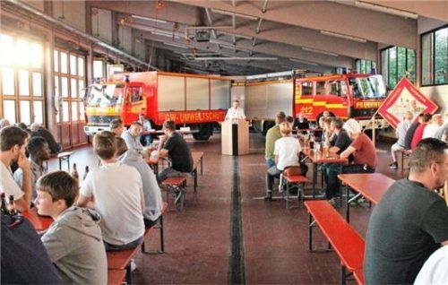 Um alle Corona-Regeln einzuhalten, trafen sich die Feuerwehrler in der Fahrzeughalle der Hauptfeuerwache.