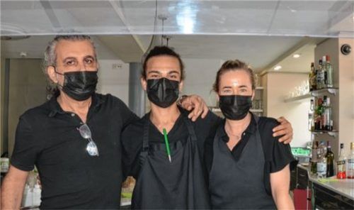 Verkaufen auch Sorten wie Engelblau oder Nutella: (von links): Maurizio Cinelli, Denis Riccio und Yvonne Arneth vom Eiscafé San Marco.
