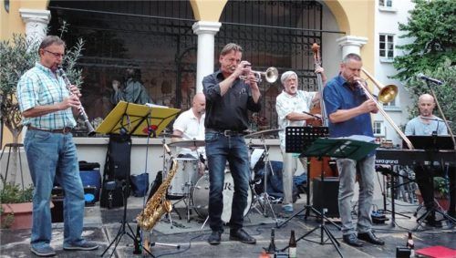 Veteranen der Rosenheimer Jazz-Szene: (von links) Wally Fladerer (Klarinette), Jochen Enthammer (Schlagzeug), Richard Prechtl (Trompete), Hans Kohlbrenner (Kontrabass), Charly Sareiter (Posaune) und Johannes Freyberger (Piano). Foto  Friedrich