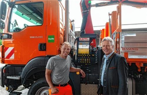 vogta bauhof-lkw jt

Der Kran macht das Fahrzeug zu einer „Allzweckwaffe“ für den Bauhof meinen Bauhofchef Bernhard Spiel und Bürgermeister Rudolf Leitmannstetter. Ob Baggern oder das Aufheben schwererer Lasten – alles ist ohne zugemietete Hilfsfahrzeuge möglich.