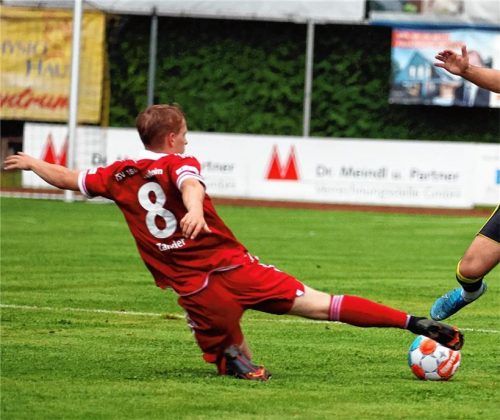 Voller Einsatz in den Zweikämpfen, wie hier von Sam Zander, gehört gegen den Spitzenreiter Bayern München II zum Pflichtprogramm für die Sechziger. Foto Christian Butzhammer