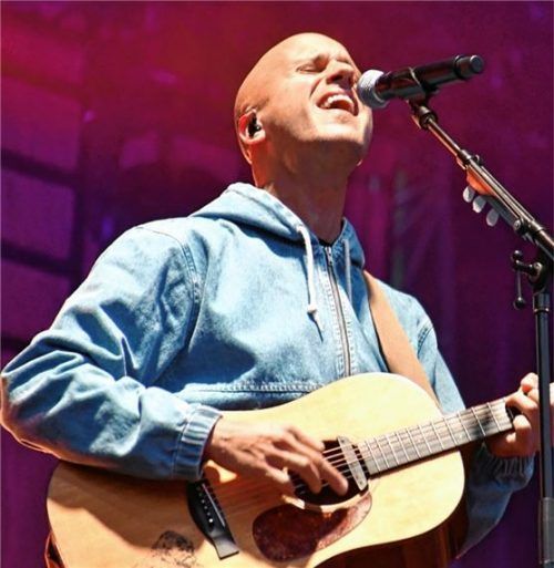 Von Wohlfühl-Pop bis Techno-Musik: Sänger Milow verzauberte die Zuschauer beim Strandkorb-Festival. Foto Schlecker