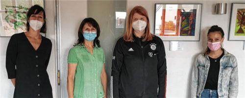 Vor den Kunstwerken in der Ausstellung: (von links) Christina Matousek, Projektleitung des Mehrgenerationenhauses, mit der Förderlehrerin Hedi Bartle und den zwei Schülerinnen Jennifer Klatt und Lena Kiermeier.Foto AWO mehrgenerationenhaus