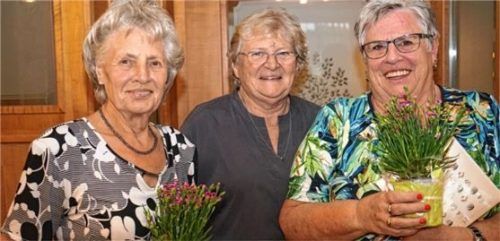 Vorsitzende Christl Vogel (Mitte) ehrte Lisbeth Unterforsthuber (links) und Rosmarie Christan für 20 Jahre bei der Frauenunion. Foto MELING