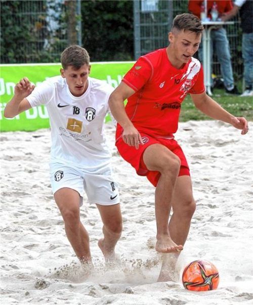 Waldkraiburgs Jan Vetter (rechts) im Duell mit dem Franzosen Victor Angeletti von Ibbenbüren.Foto BSC Beach Boyz