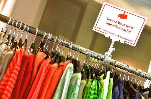 Wegen Diebstahls von Kleidung aus einem Kaufhaus musste sich ein 41-Jähriger vor dem Schöffengericht Rosenheim verantworten. Foto dpa