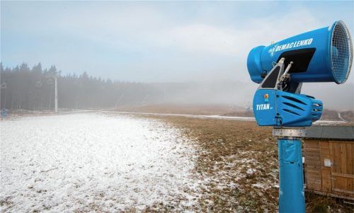 Wenn es nach den Wünschen von „meine Volksbank Raiffeisenbank“ und Bürgermeister Justus Pfeifer geht, werden künftig Schneekanonen auf der oberen Piste des Unternbergs stehen. Foto dpa
