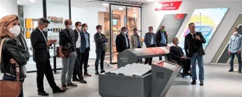 Zahlreiche Infos für die Rosenheimer Delegation: Der Projektleiter Neu-/Ausbau Tirol und Vorarlberg der ÖBB-Infrastruktur AG, Peter Kölbach (Zweiter von rechts), erläutert die technischen Daten zur Unterinntaltrasse. Foto re